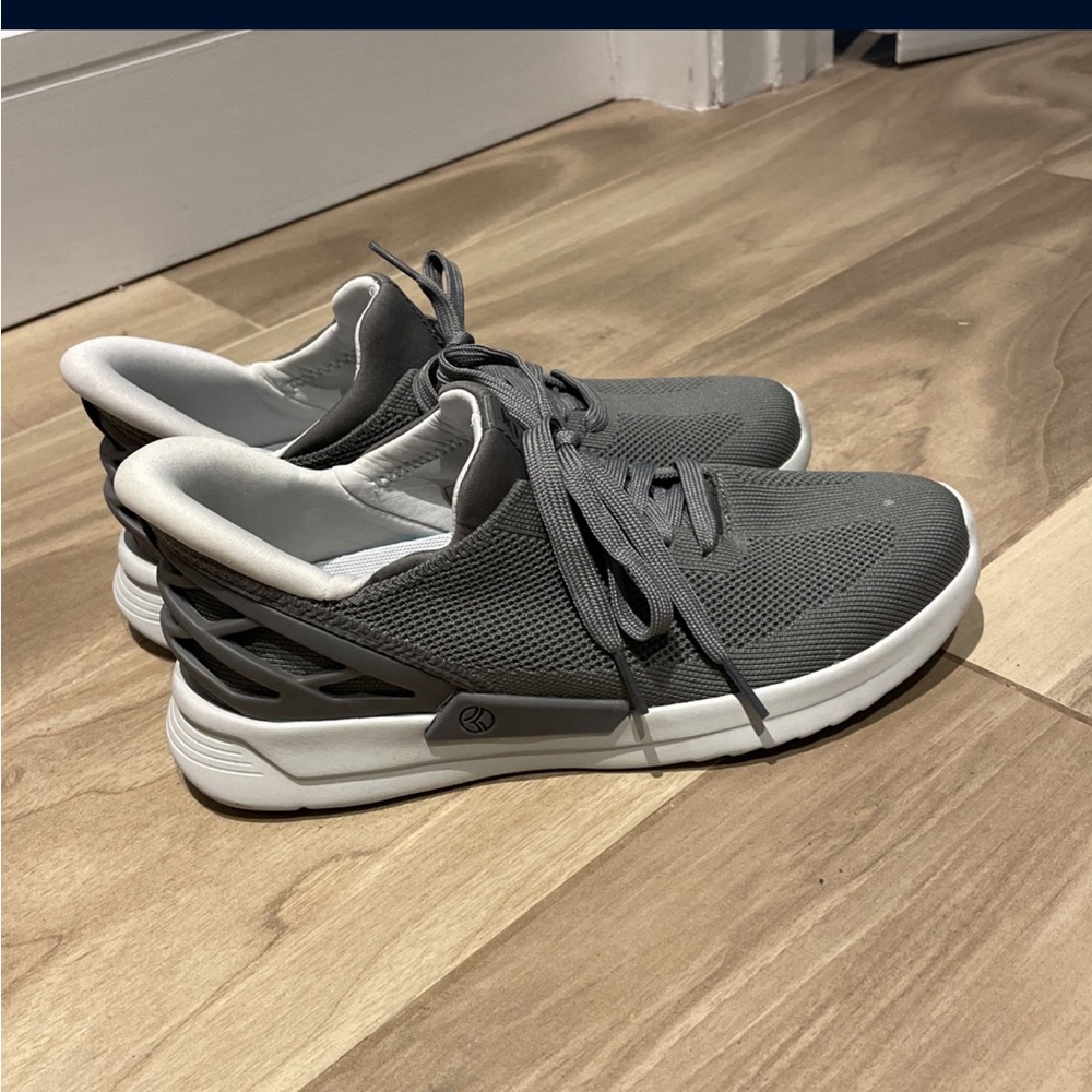 KIZIK women’s sneaker size 7